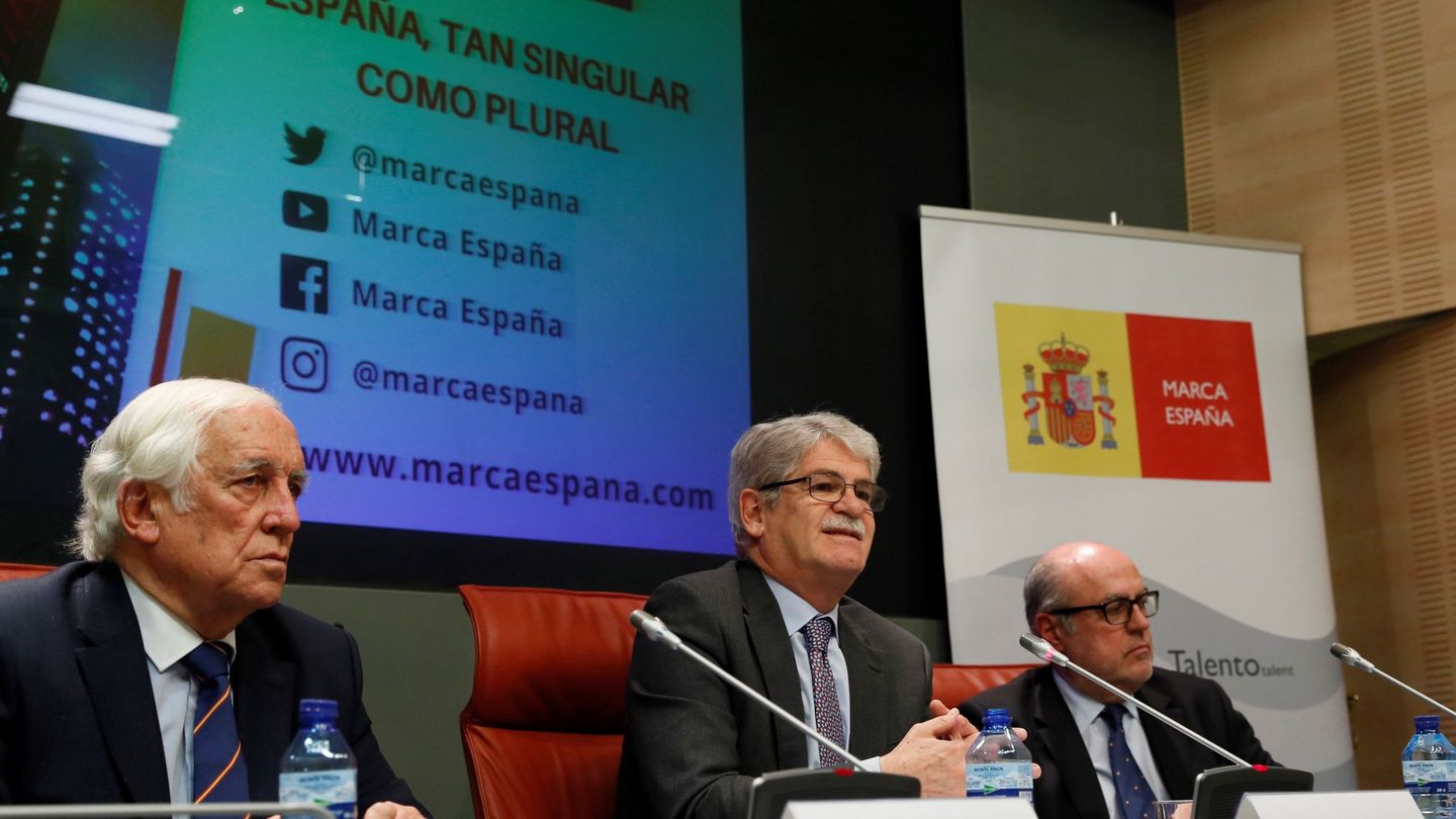El ministro de Asuntos Exteriores y Cooperación, Alfonso Dastis (en el centro), junto al alto comisionado para la Marca España, Carlos Espinosa de los Monteros (izquierda), y el director de la Oficina del Alto Comisionado para la Marca España, Francisco Rabena. (EFE)