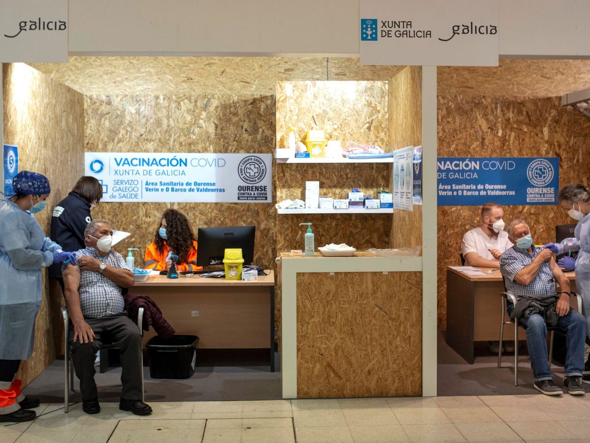 Foto: Varias personas reciben la vacuna de Pfizer en Galicia. (EFE)