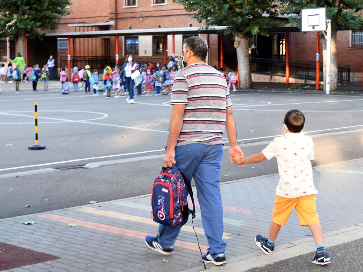 Foto: Un padre acompaña a su hijo a un centro escolar en León. (EFE)