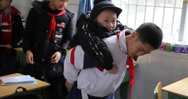 Foto: Xu cargando sobre sus hombros con su amigo Zheng (Foto: Twitter)
