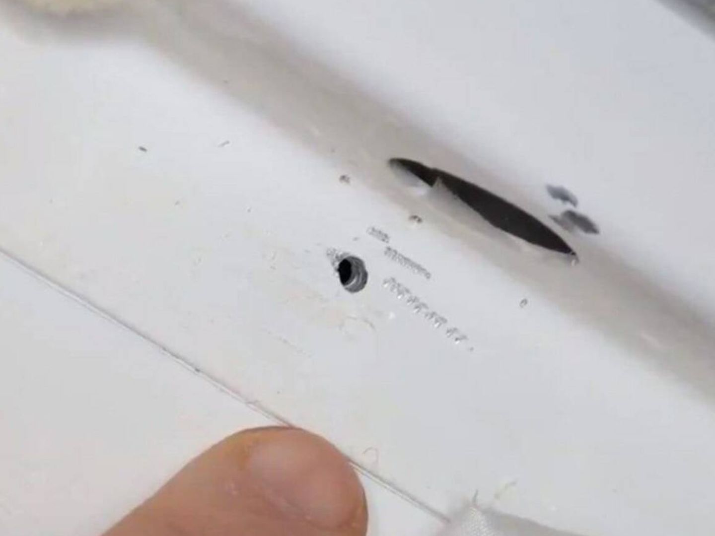 Uno de los agujeros en la Soyuz, que al parecer estaba tapado con pegamento (NASA)