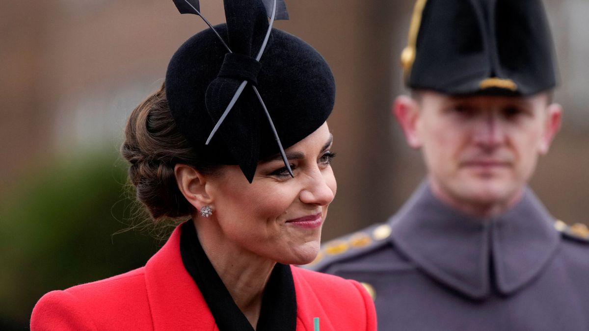 Kate Middleton no se pasa al 'modo ahorro' ni con las críticas: nuevo abrigo rojo de 3.000 euros