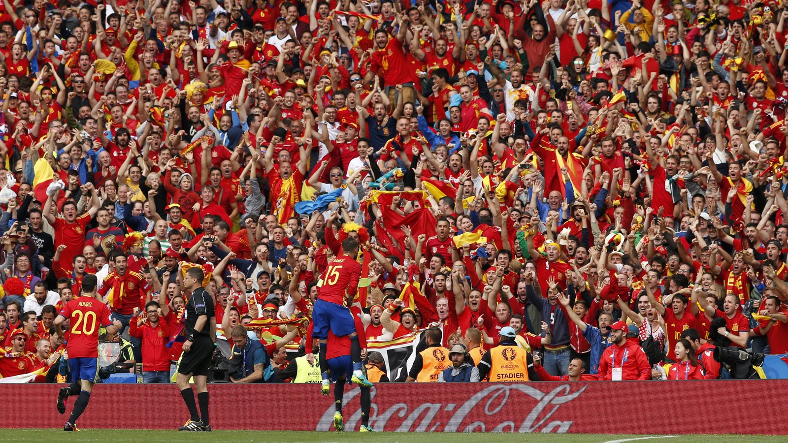 Foto: La marea roja celebra el gol de Piqué. (Reuters)