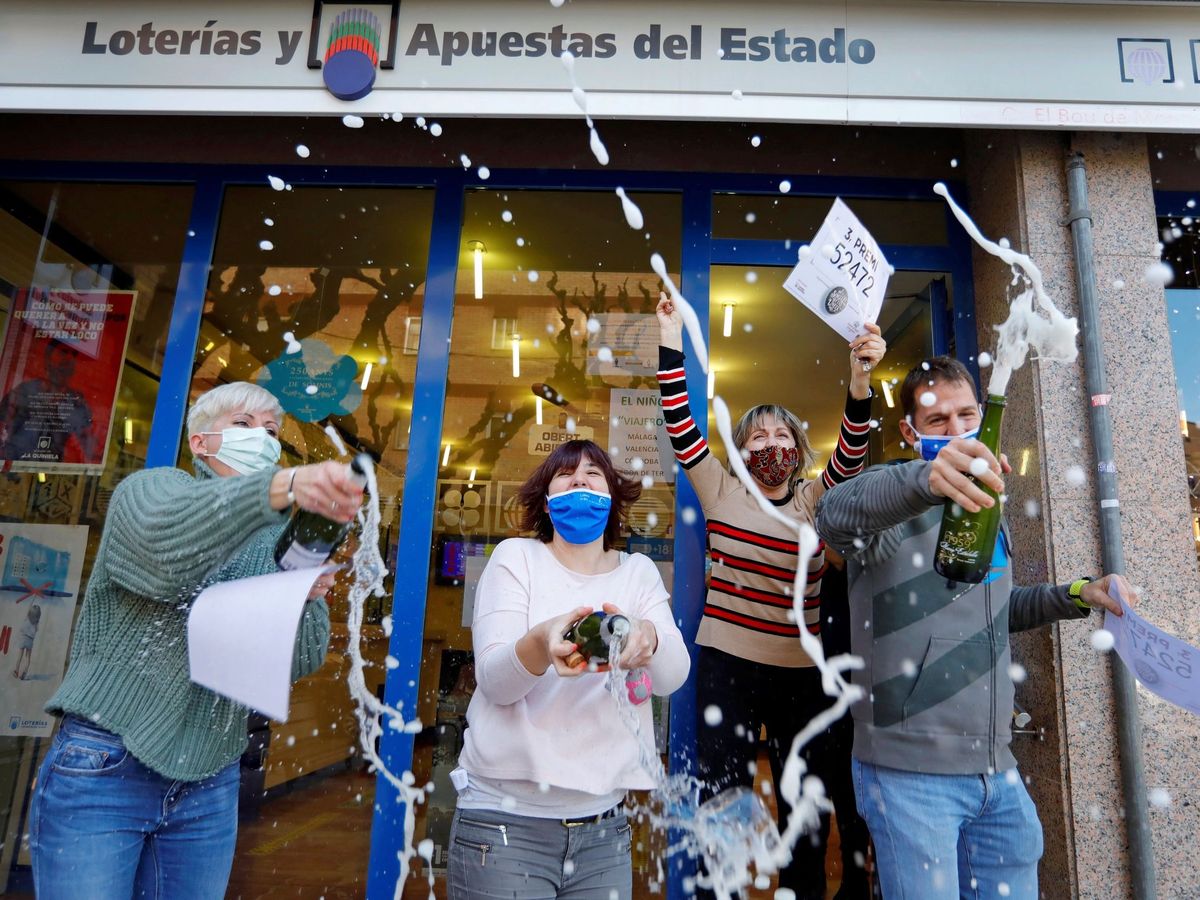 Foto: Trabajadores de una administración de lotería celebran un premio. (EFE/Susanna Sáez)