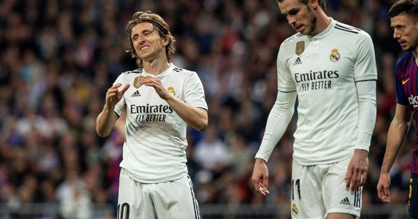Foto: Gareth Bale (d) junto a Modric en el césped del Bernabéu. (EFE)