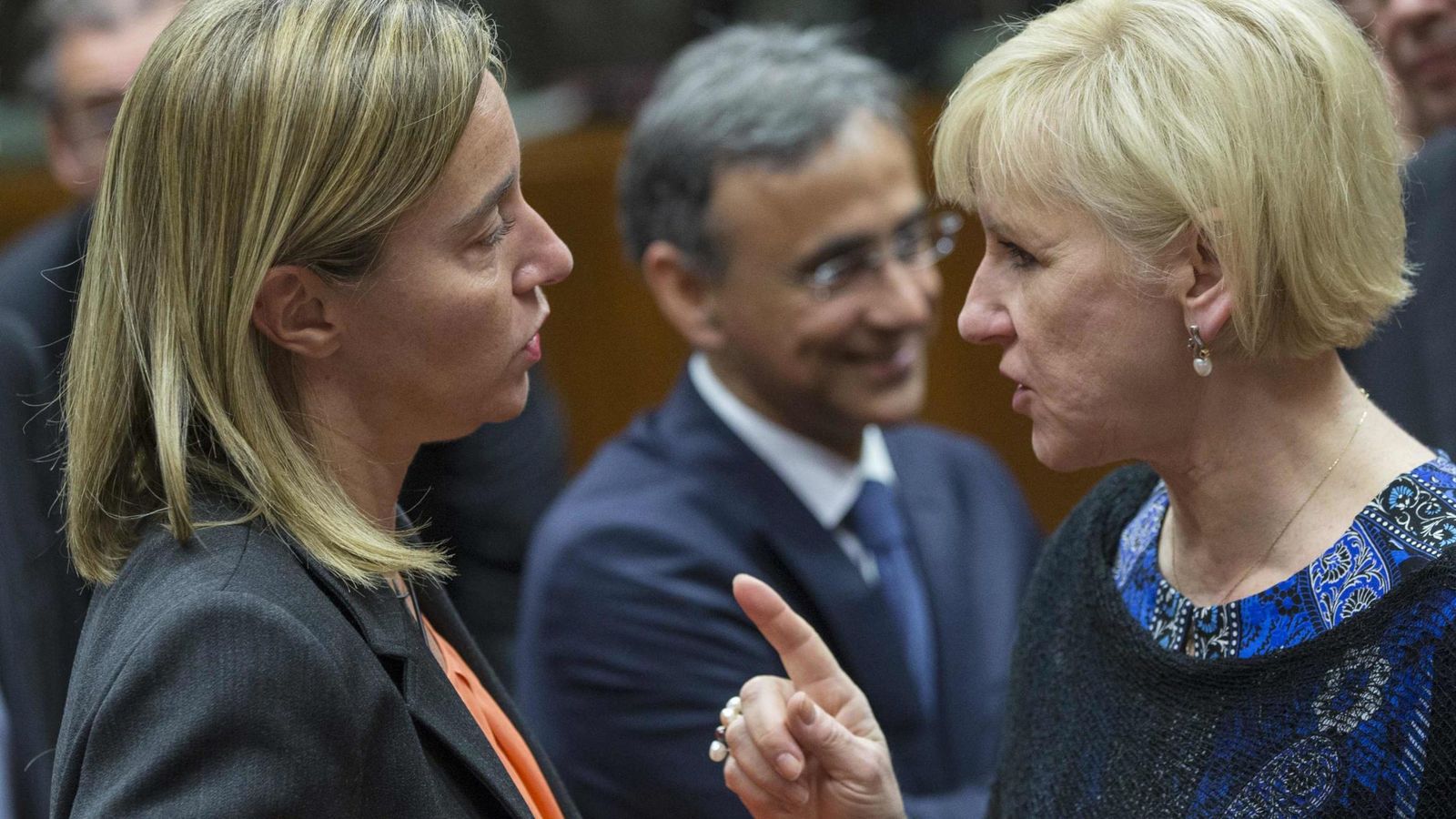 Foto: Margot Wallström (d) habla con la responsable europea de Exteriores, Federica Mogherini, durante una cumbre en Bruselas. (Reuters)