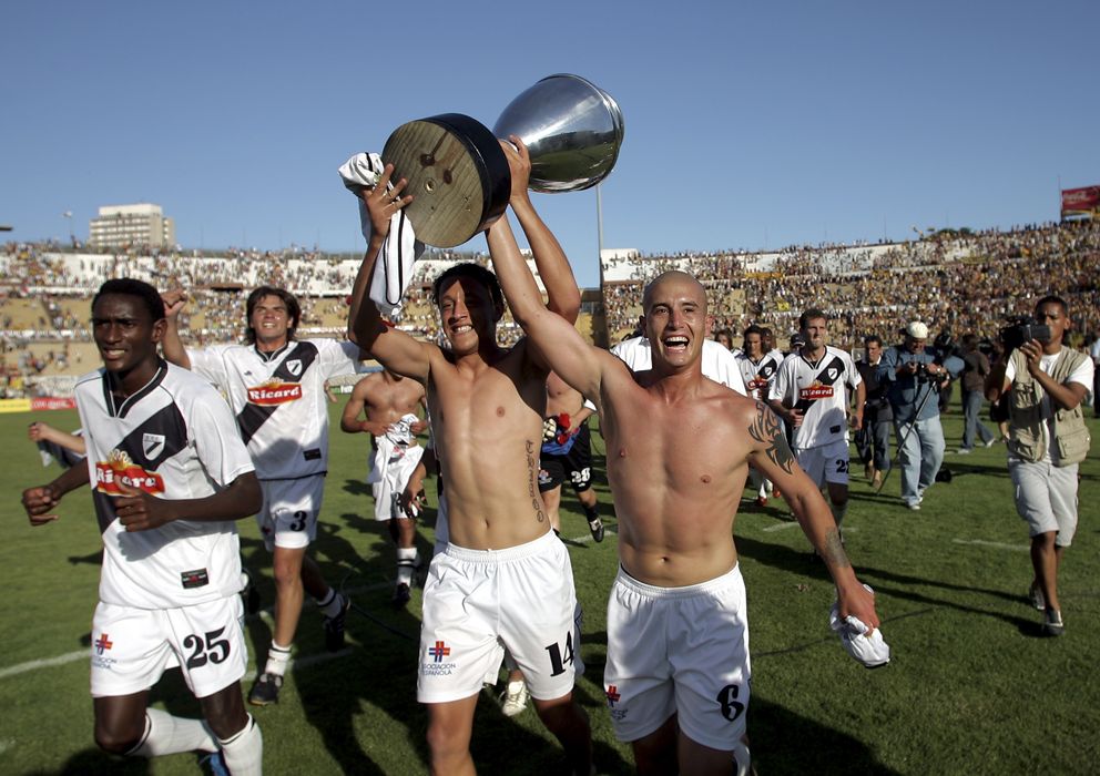 Foto: Jorge García, en el centro, celebra un título ganado con el Danubio (Reuters)
