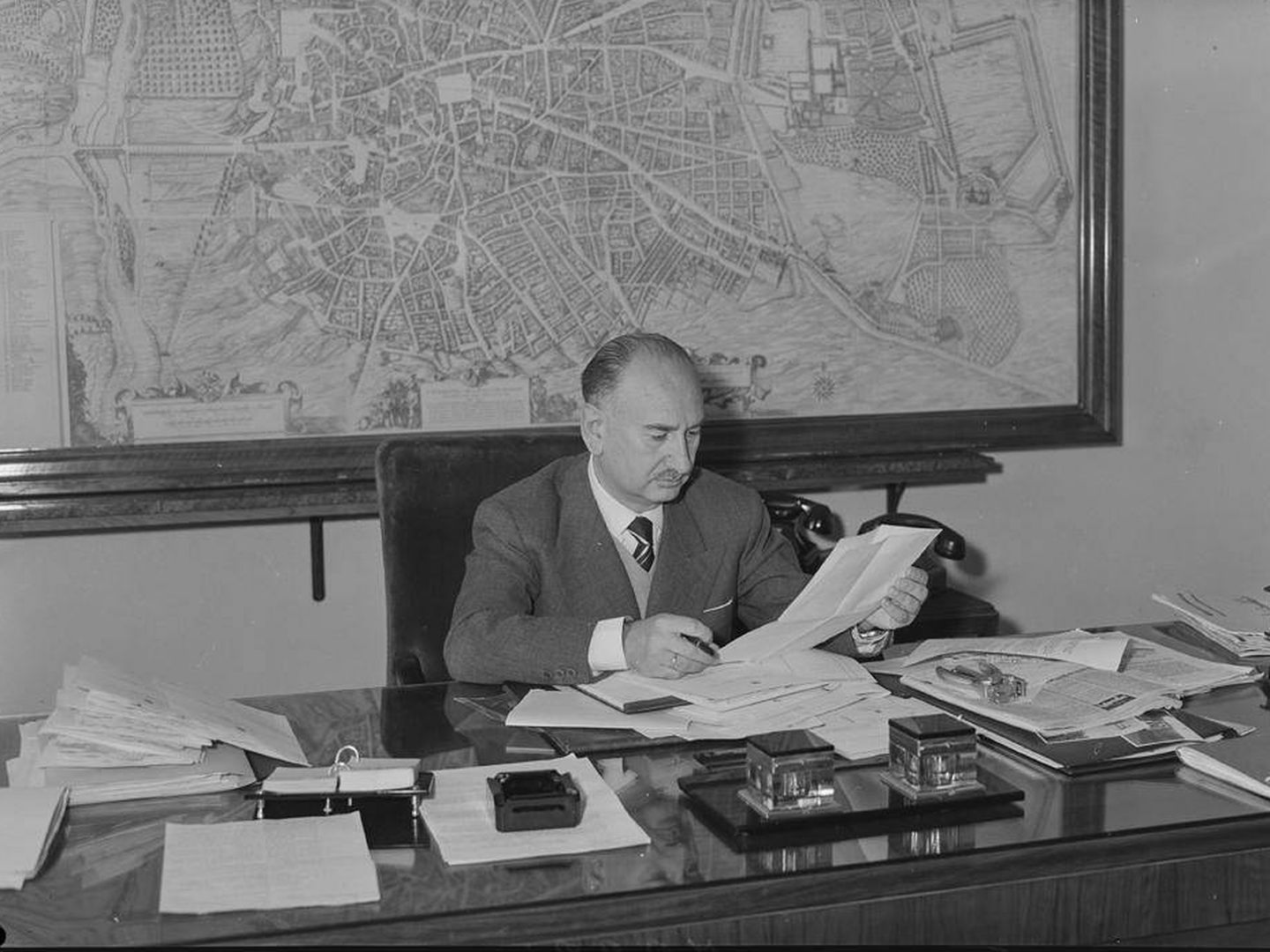 José Luis Arrese, ministro de la Vivienda, en 1957. (J. M. P. /Archivo Pando/IPCE/Ministerio de Cultura y Deporte)