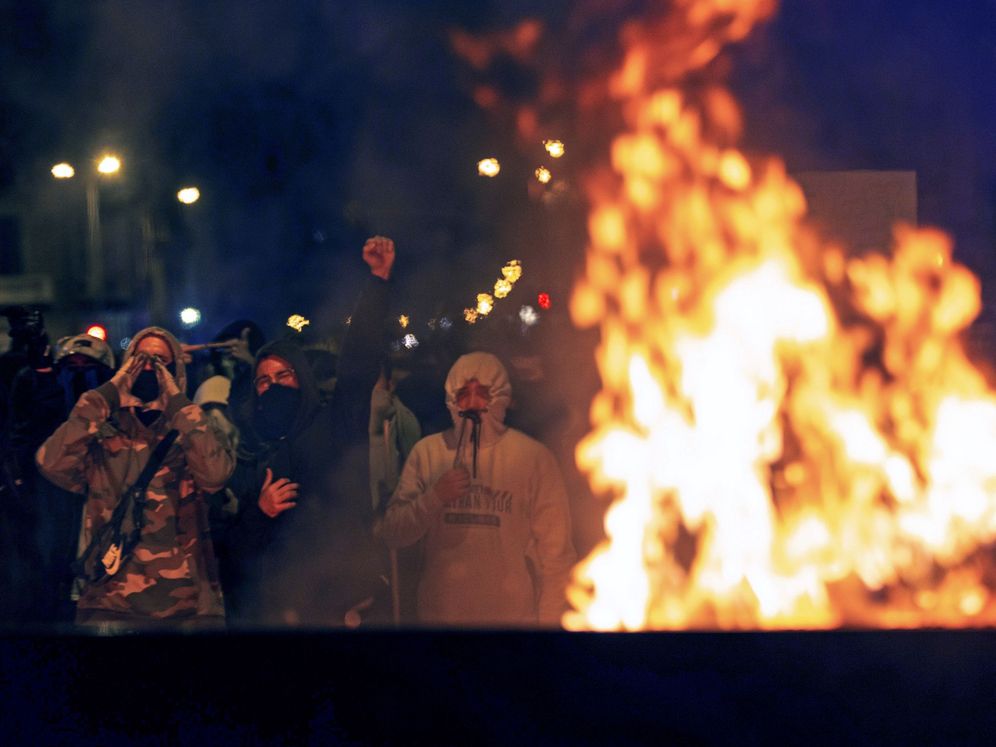 Foto: Manifestantes en el centro de Barcelona queman barricadas este sábado por la noche. (EFE)