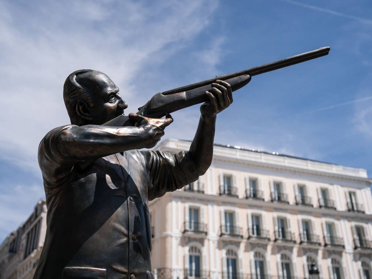 Foto: La estatua del emérito, escopeta en mano. (Europa Press)