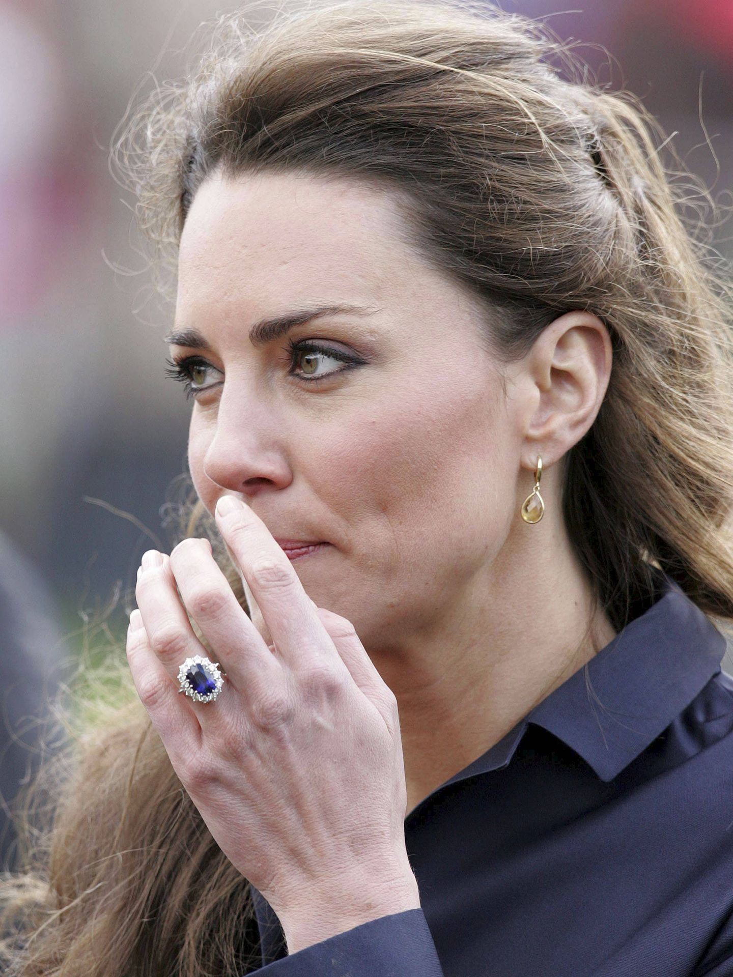 Kate Middleton, con su anillo de compromiso, que perteneció a Diana. (EFE)