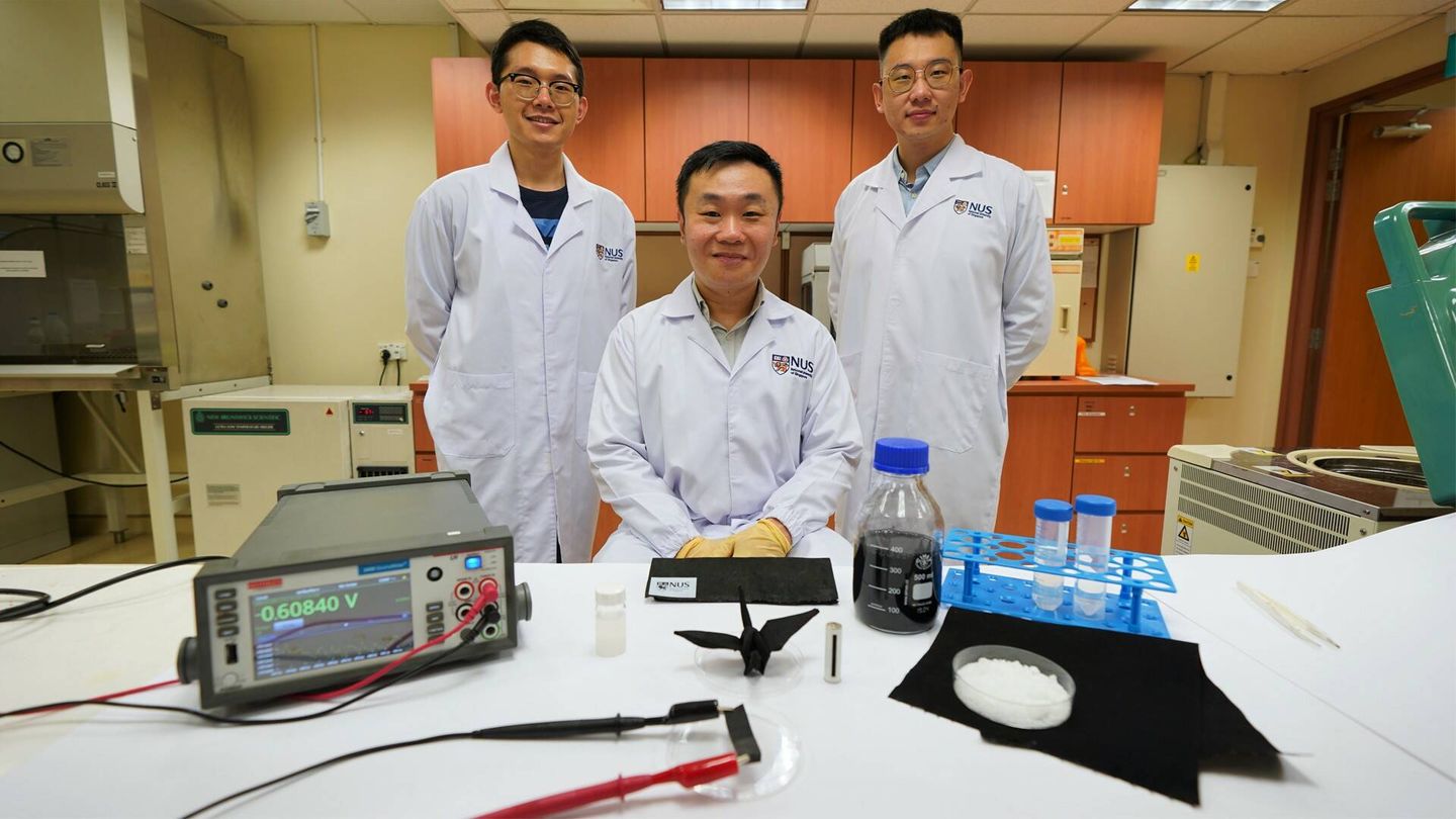 Los autores del estudio: el profesor Tan Swee Ching (centro), el Dr. Zhang Yaoxin (izquierda) y el Sr. Qu Hao (derecha). (NUS)