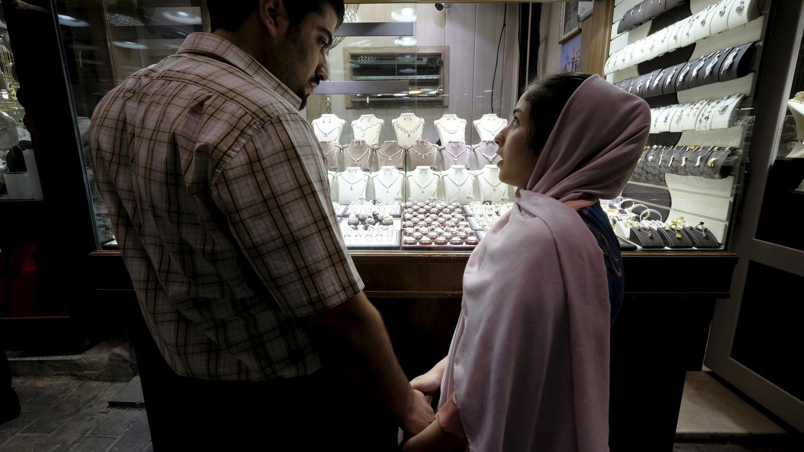 Foto: Una pareja frente al escaparate de una joyería en el Gran Bazar de Teherán, el 7 de octubre de 2015 (Reuters).