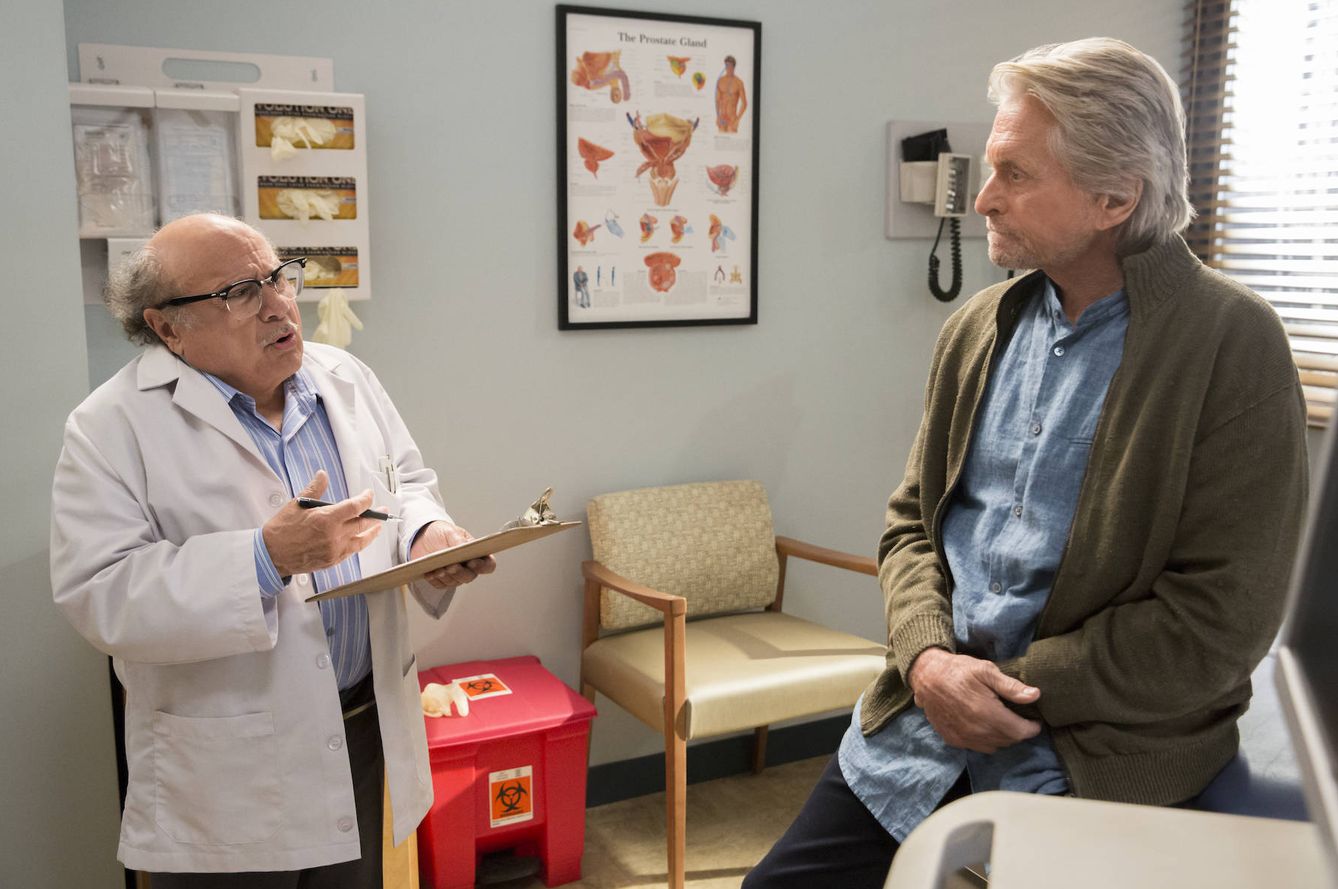 Danny DeVito interpreta al urólogo de Sandy Kominsky (Michael Douglas). (Netflix)
