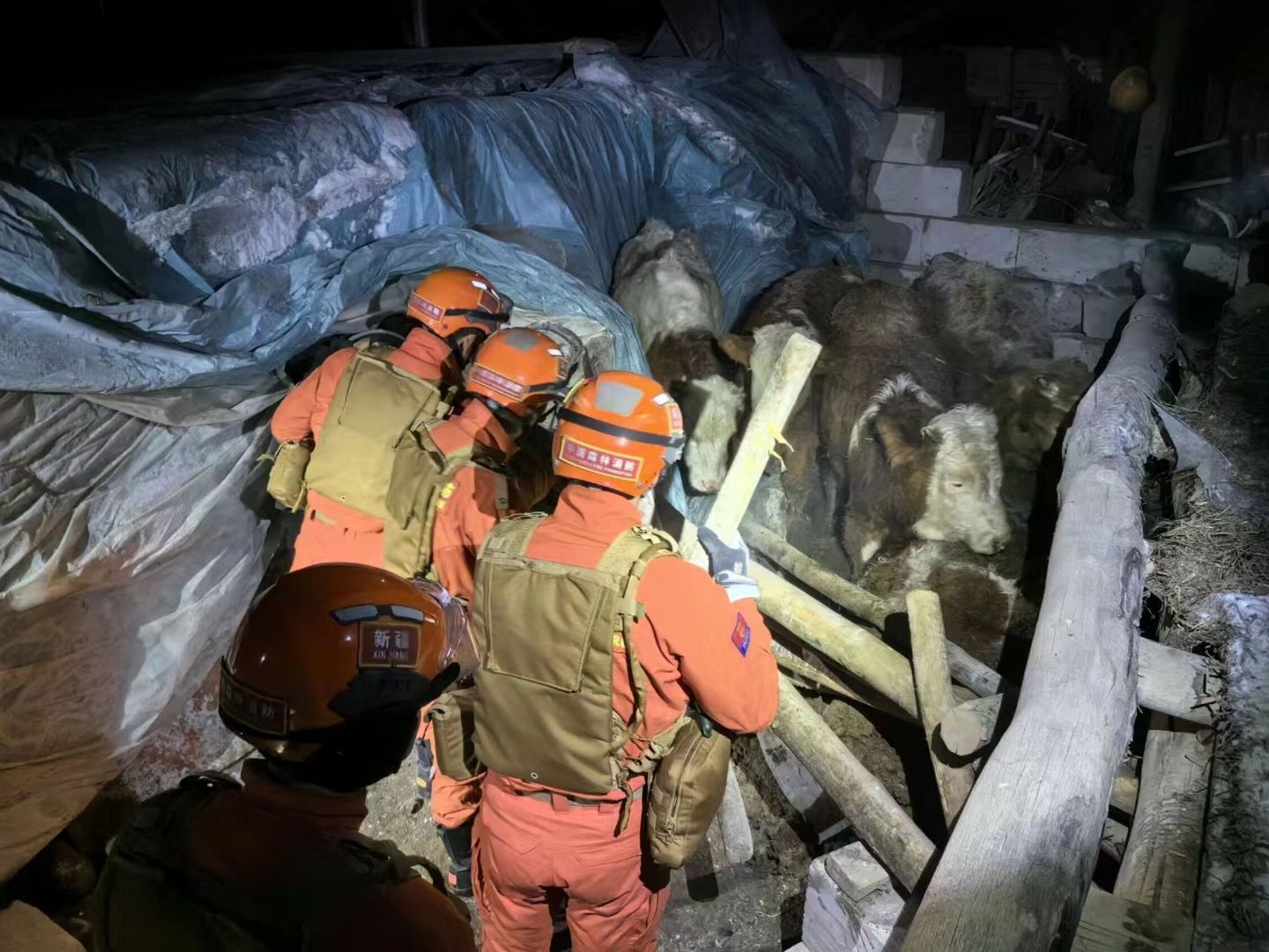 Un equipo de rescate en Yamansu. (Europa Press)