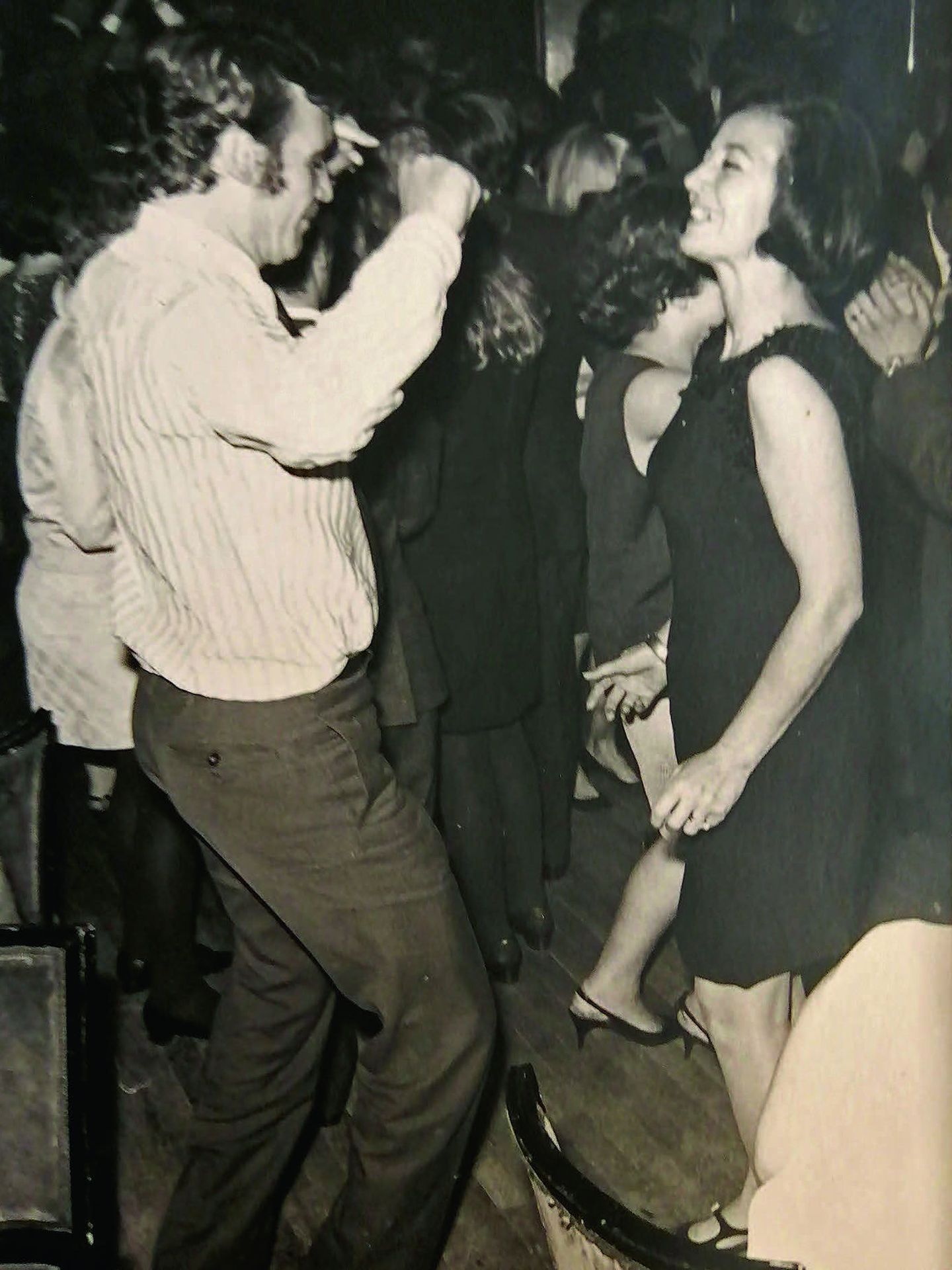 Paco Rabal y Asunción Balaguer bailando en una discoteca en los 60. ('Gracias por mi vida')