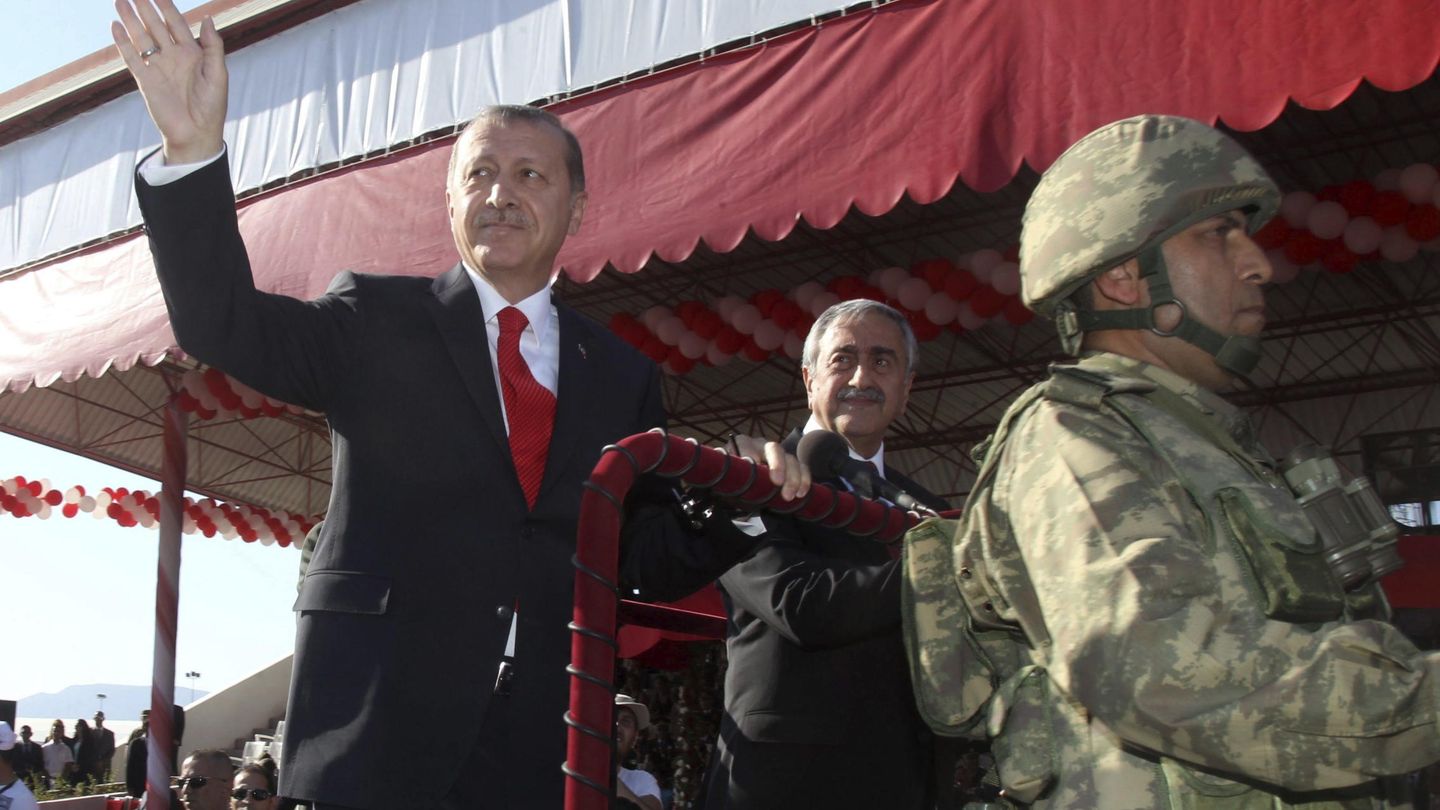 El presidente turco Recep Tayyip Erdogan y el líder turcochipriota Mustafá Akinci durante un desfile militar, en 2015. (EFE)