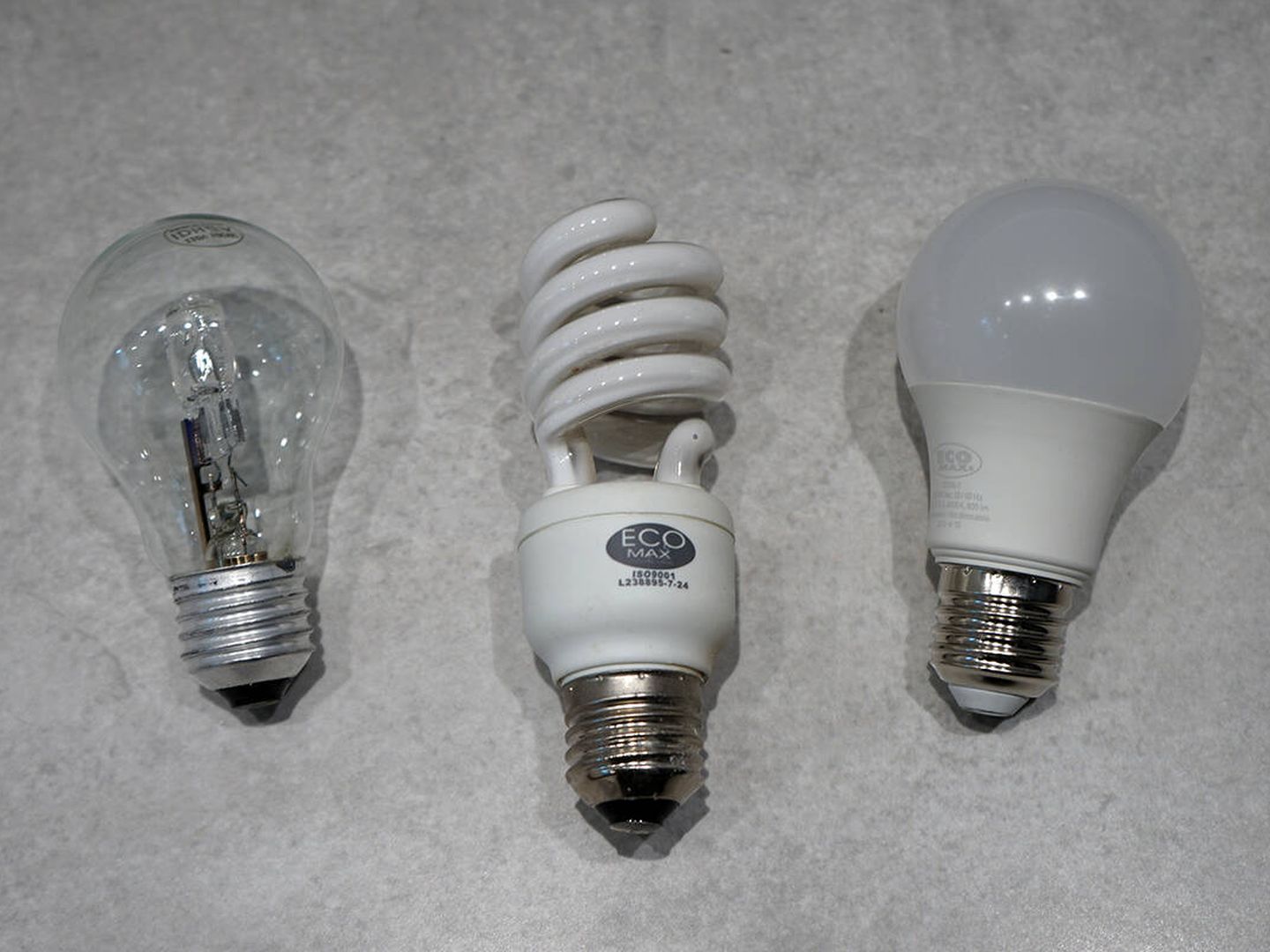 De izquierda a derecha, una bombilla incandescente, una bombilla CFL, y una bombilla LED.