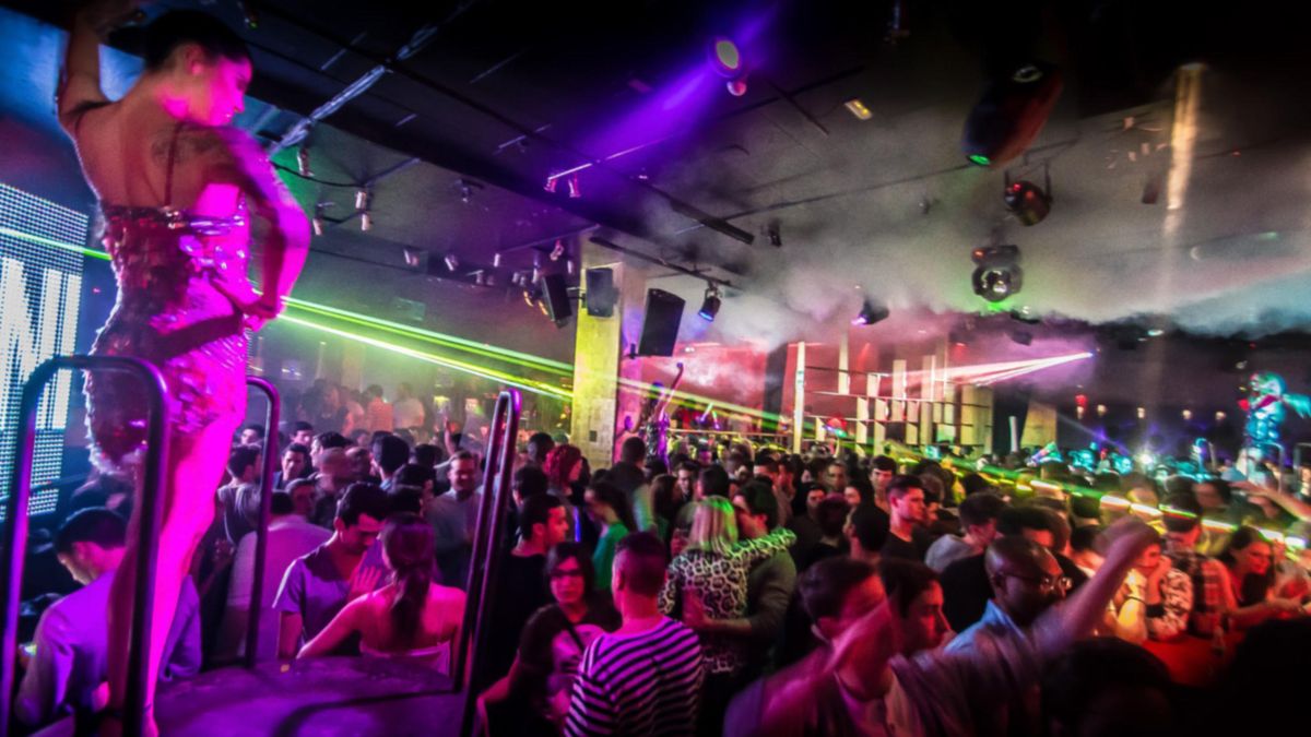 Las discotecas de Barcelona darán tapas de vasos para evitar violaciones por sumisión química 