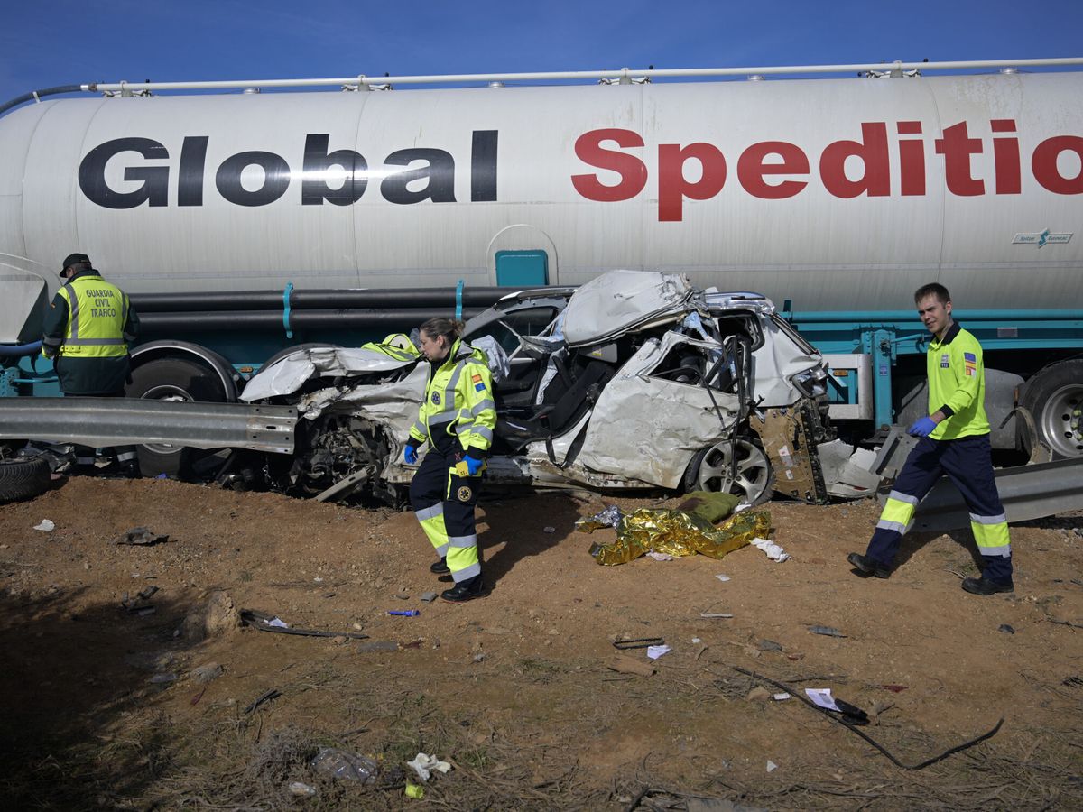 Foto: Uno de los cinco accidentes de tráfico que se han registrado esta mañana en la autovía A-4, a la altura de Santa Cruz de Mudela (Ciudad Real). (EFE/Jesús Monroy)