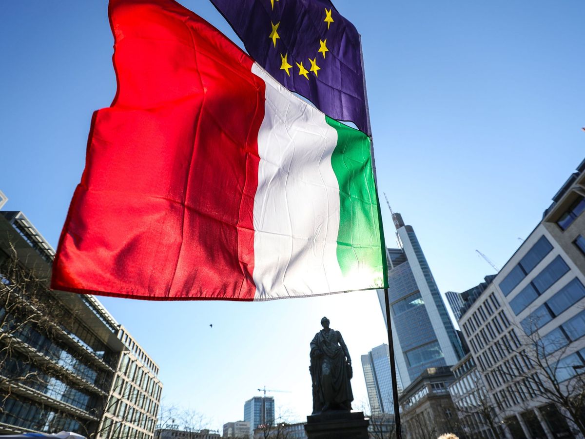Foto: Las banderas italiana y comunitaria ondean en Fráncfort. (EFE/Armando Babani)