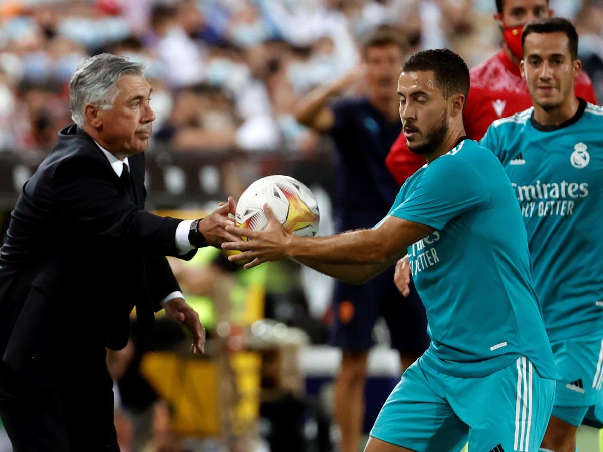 Foto: Carlo Ancelotti le da el balón a Hazard en el partido contra el Valencia. (EFE)