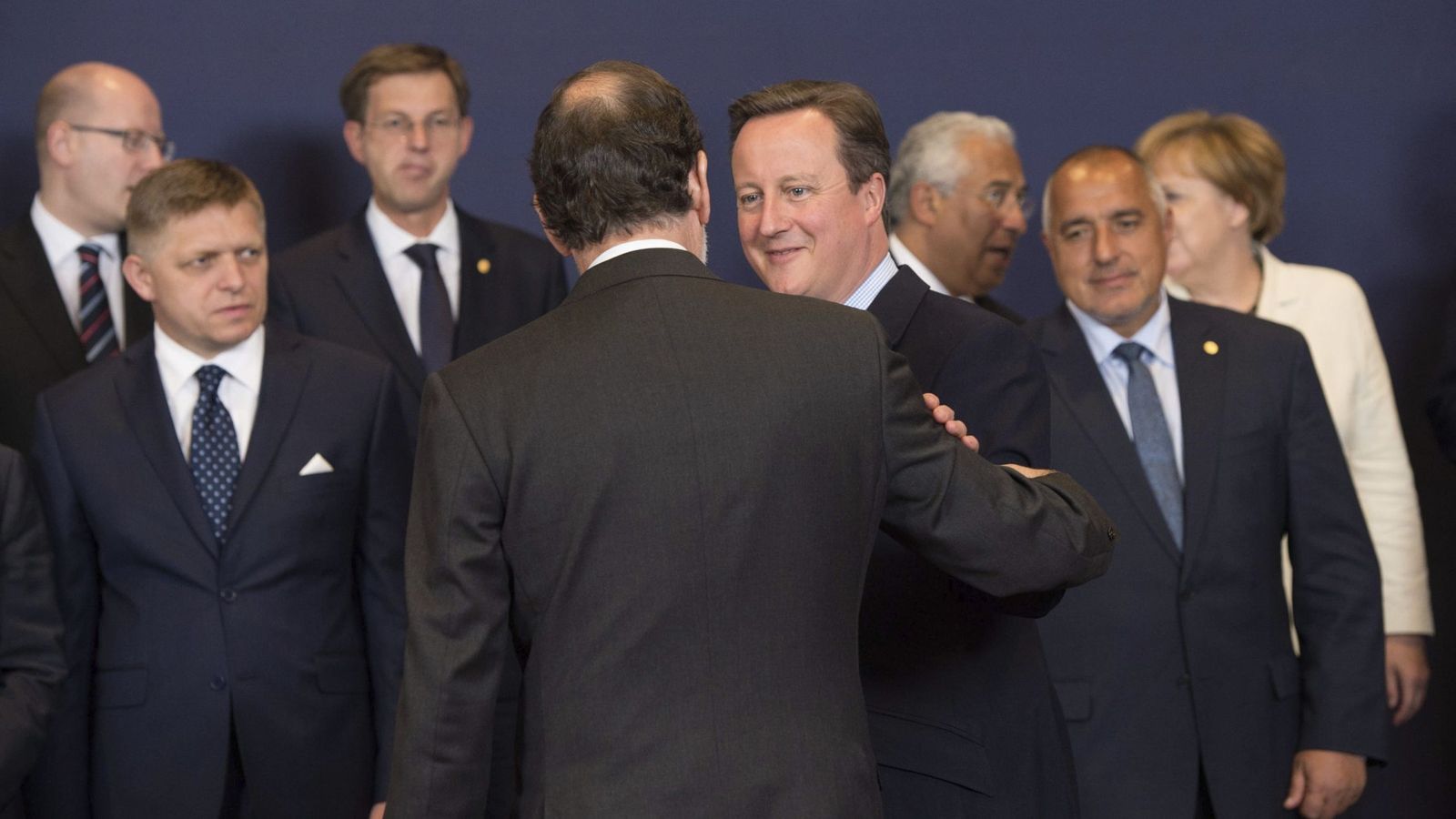 Foto: El primer ministro británico David Cameron (c-d) conversa con el presidente español en funciones Mariano Rajoy antes del Consejo Europeo. (EFE)