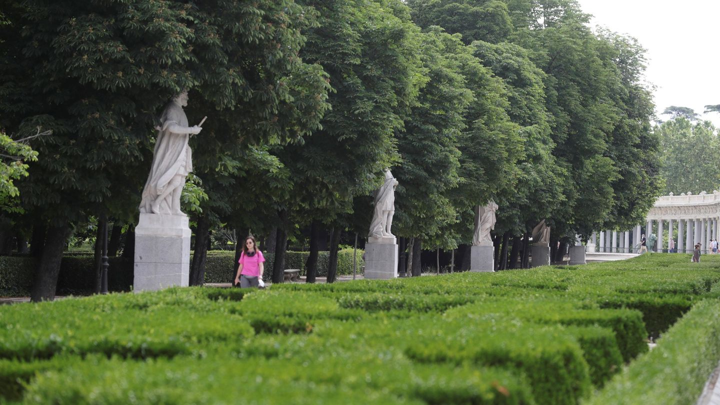 Una mujer pasea por los jardines del parque del Retiro de Madrid. (EFE)