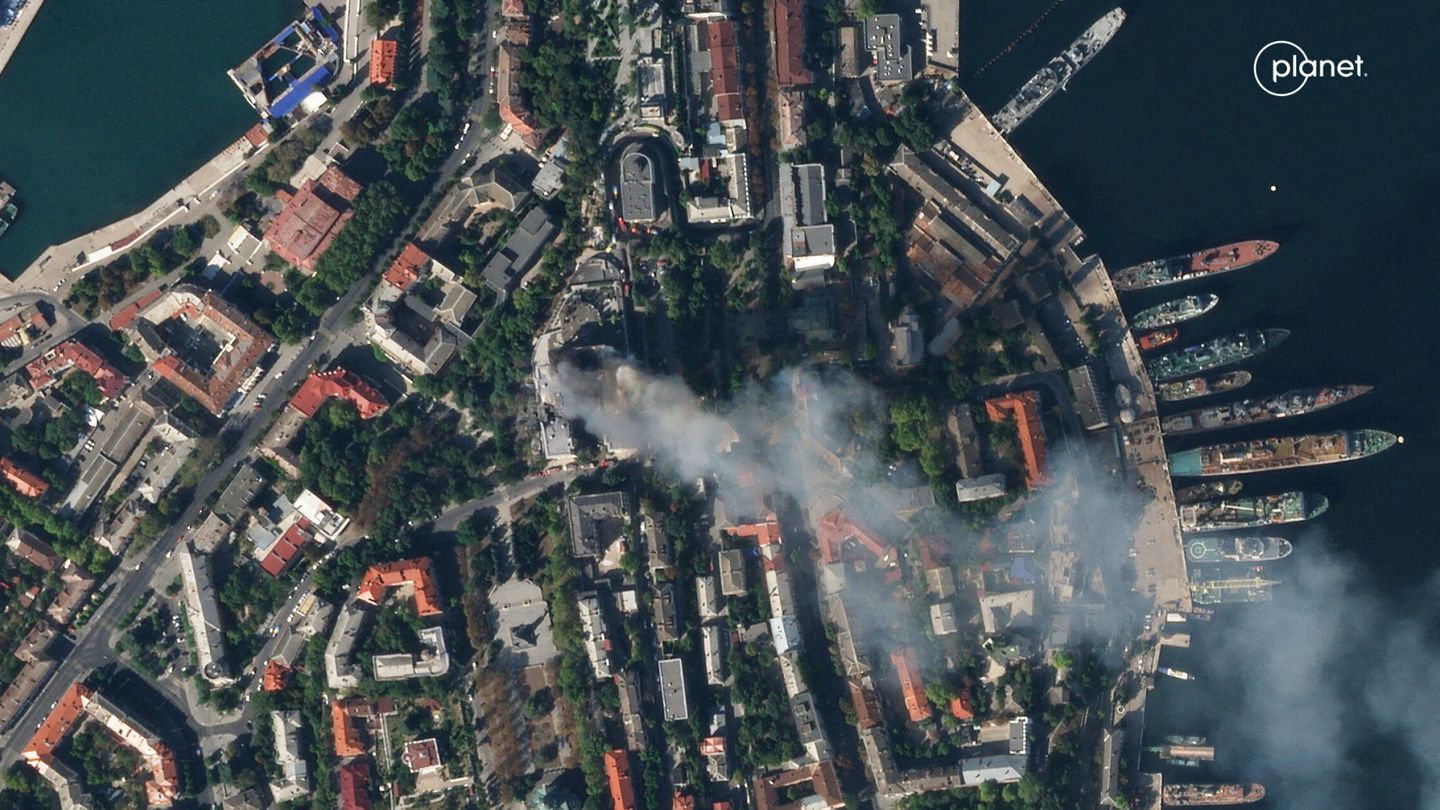 Una imagen de satélite muestra humo saliendo de un cuartel general de la Armada rusa en el mar Negro tras un ataque con misiles. (Reuters / Planet Labs)