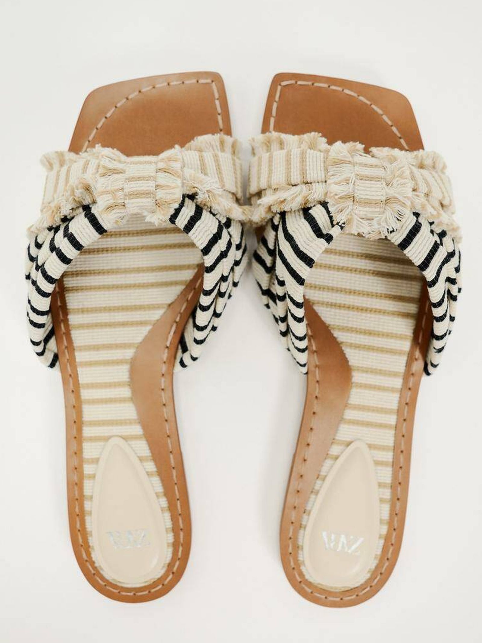Las sandalias planas de Zara. (Cortesía)