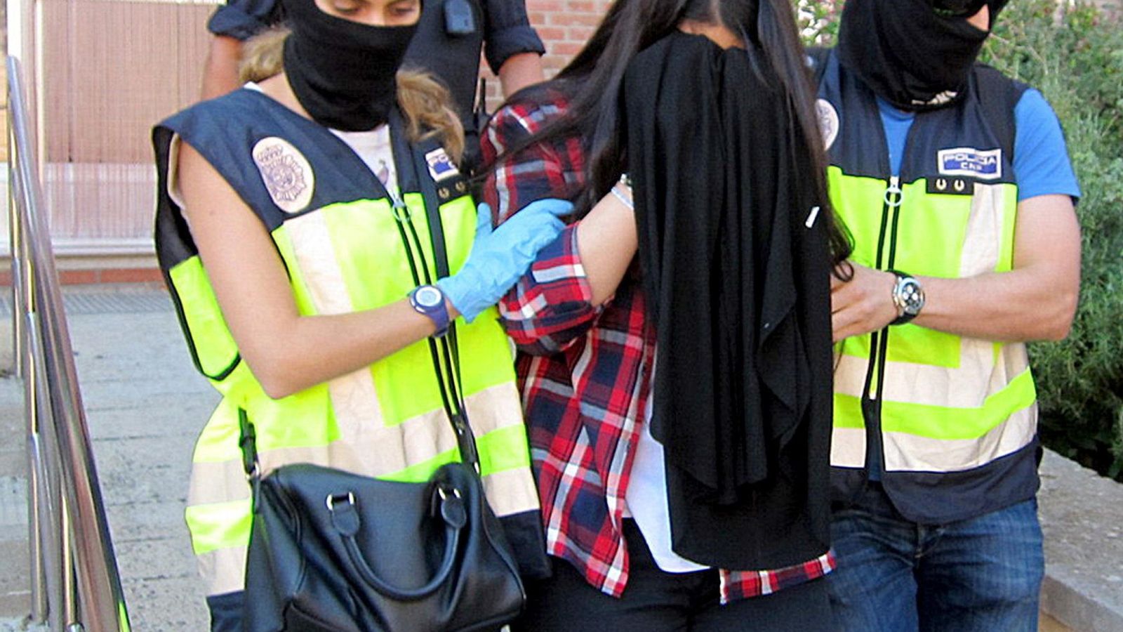 Foto: La policía detiene a una joven de 19 años que realizaba tareas de captación para el ISIS en Figueres (Girona), en septiembre de 2015. (EFE)