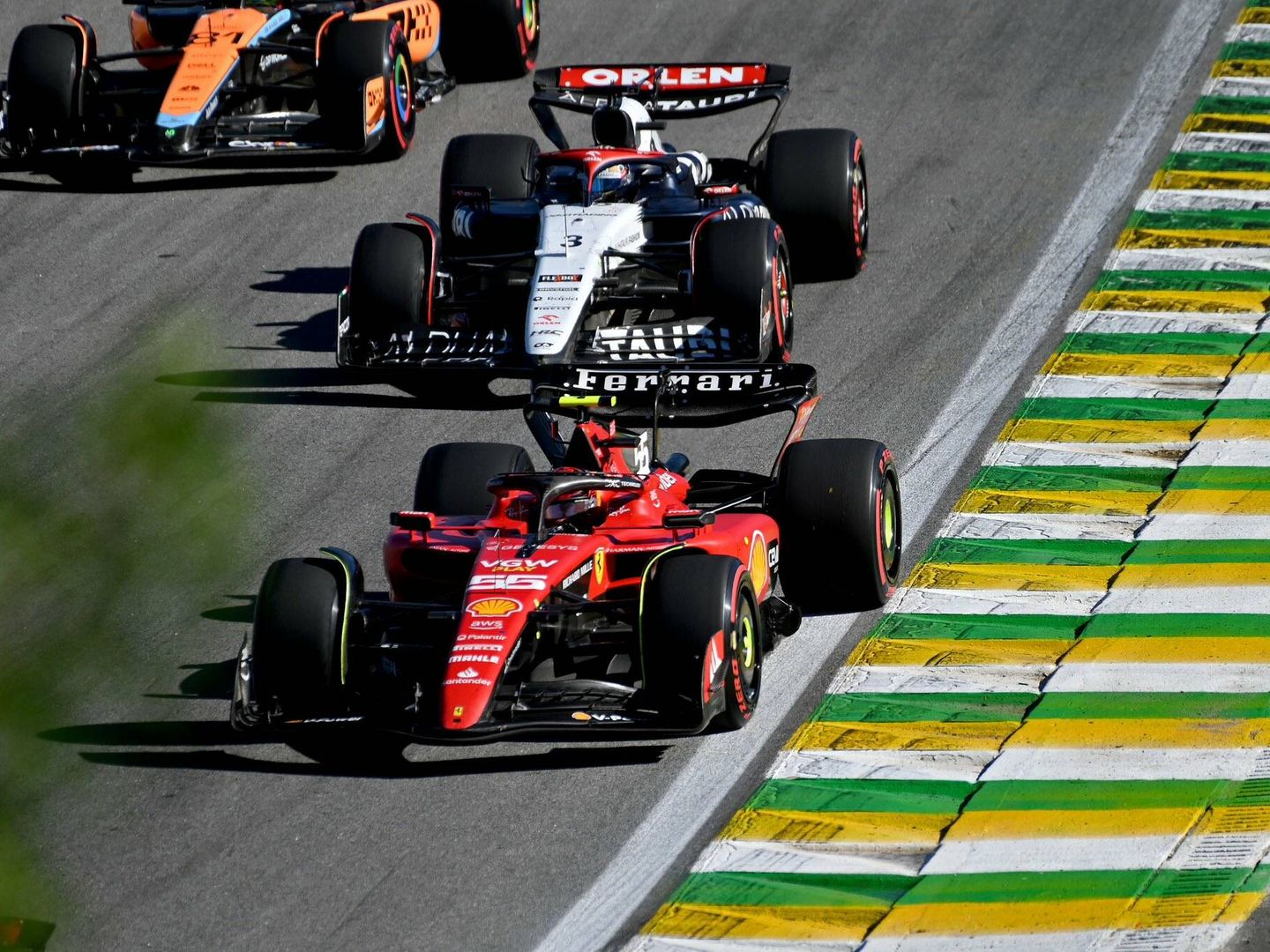 Tuvo mucho mérito la forma en la que contuvo Sainz los ataques de Ricciardo y Piastri, que venían con coches más rápidos por detrás suyo. (Ferrari)