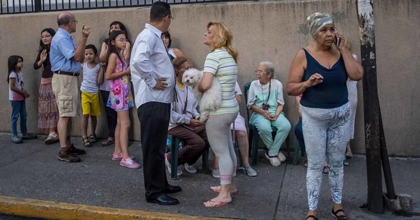 Foto: Un grupo de personas permanece en la calle después que se registrara el terremoto en Caracas. (EFE) 