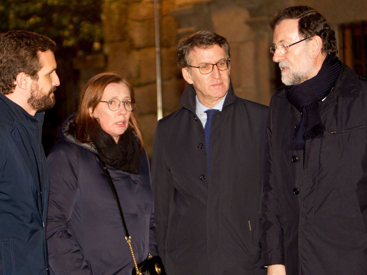 Mariano Rajoy, su mujer, Elvira Fernández, el presidente del PP, Pablo Casado, y el presidente de la Xunta, Alberto Núñez Feijóo, en el funeral de su hermana. (EFE)