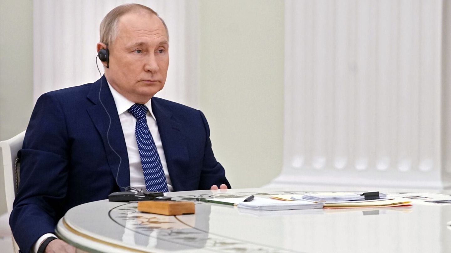 A Putin no le gustan las mesas pequeñas. (EFE)  