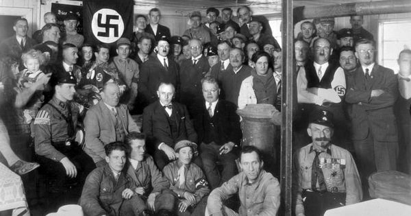 Foto: Hitler posa con miembros del partido nazi en Múnich en 1930.