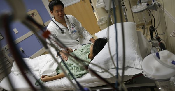 Foto: Un médico atiende a un paciente en la sala de Urgencias de un hospital de Peoria, Illinois (Reuters). 