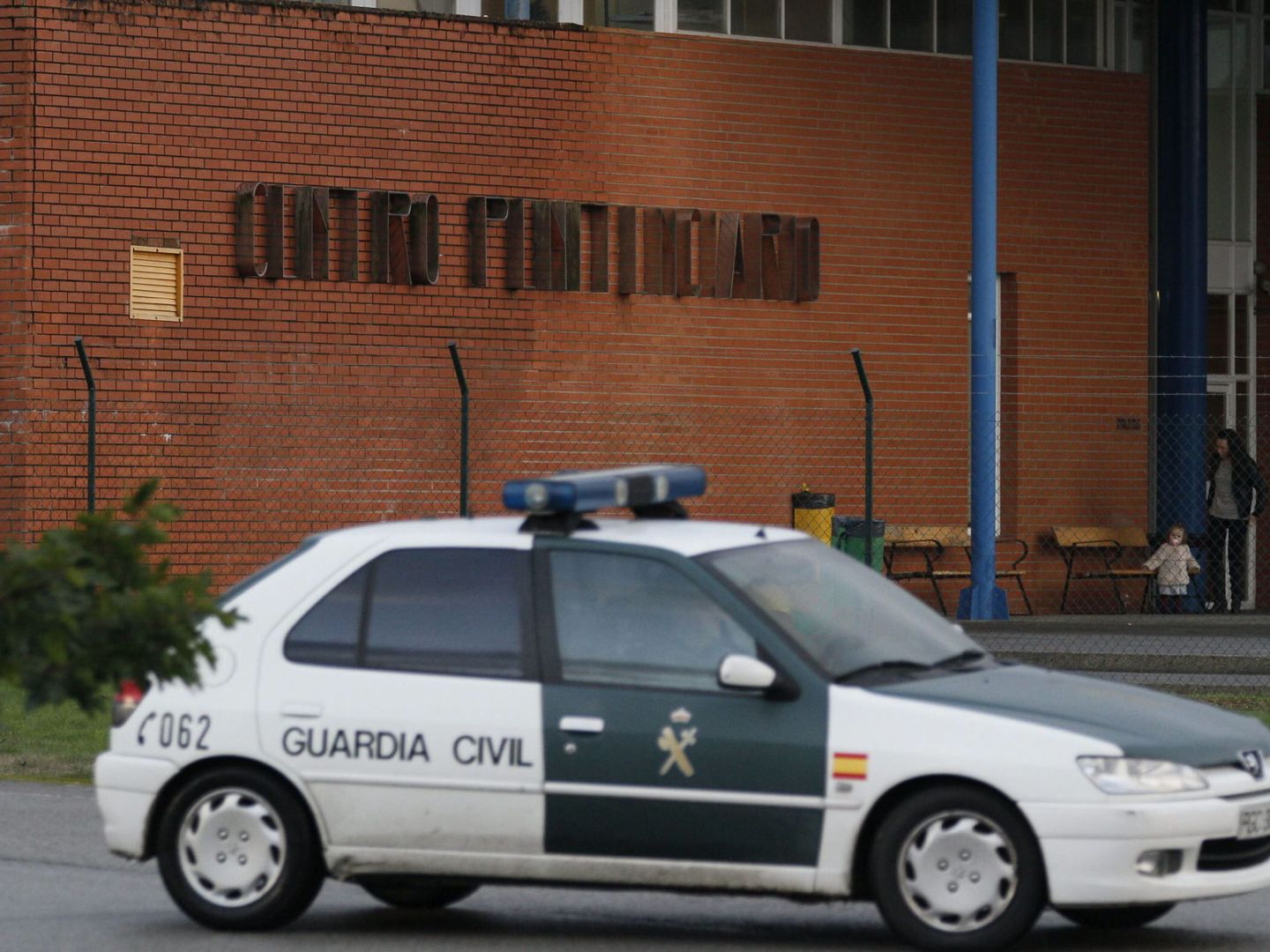 La Guardia Civil en las inmediaciones del centro penitenciario de Teixeiro. (Efe)