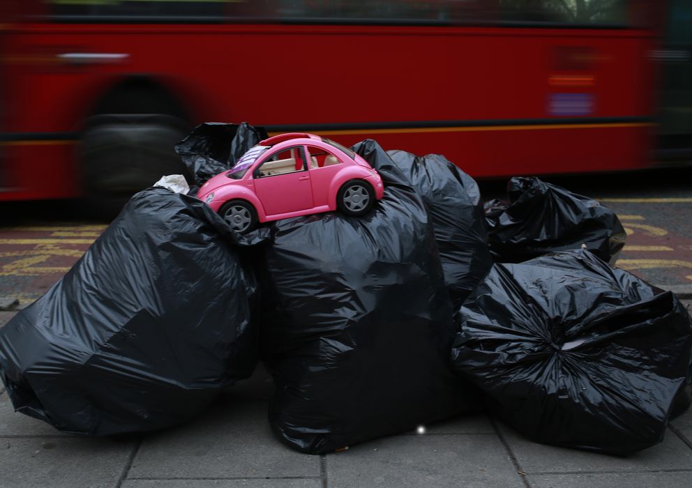 Foto: Un Volkswagen Beetle sobre unas bolsas de basura en una calle de Londres (Reuters)