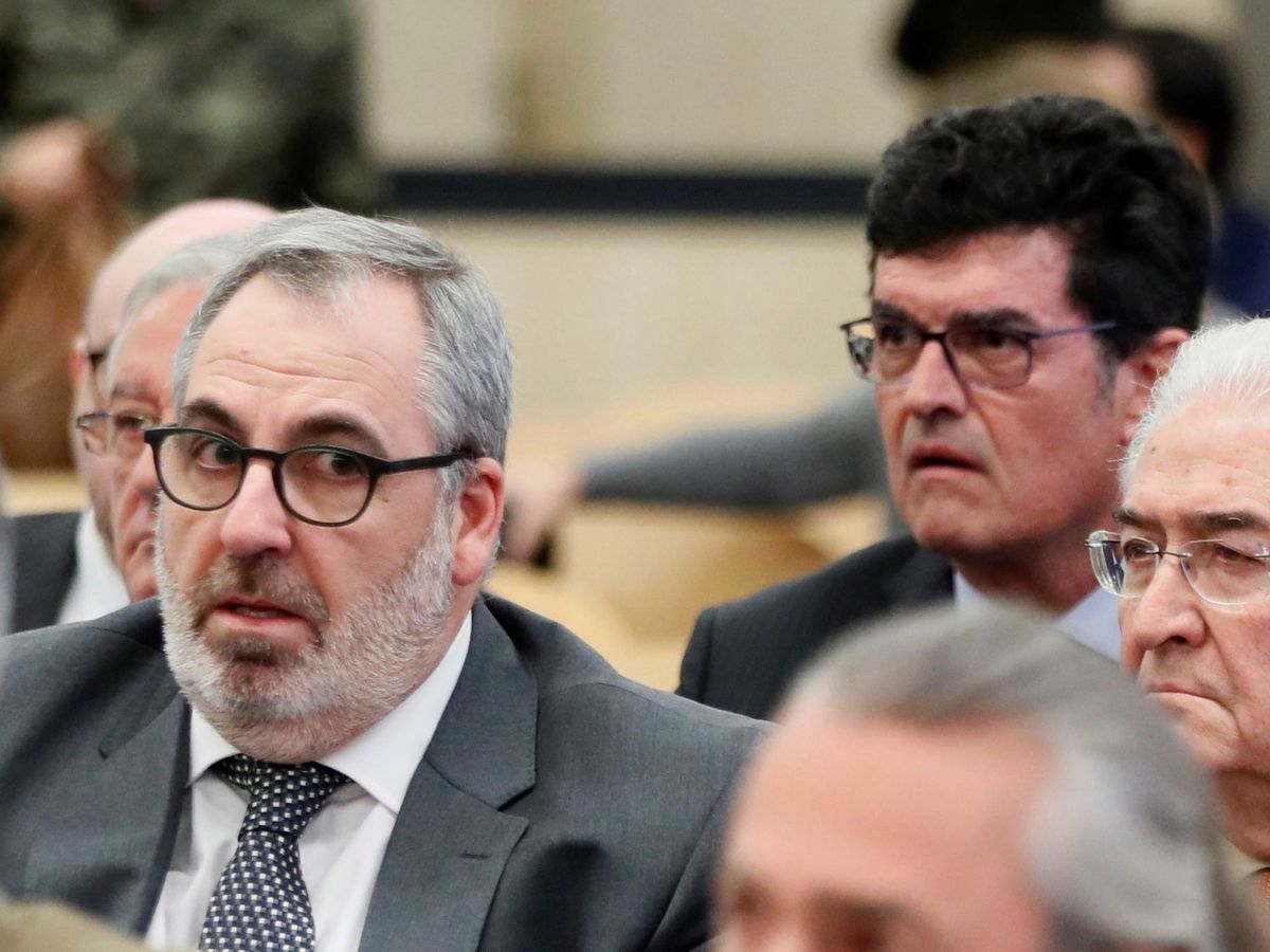 Foto: Enrique Gimeno, en segundo plano, detrás de Vicente Cotino, en el juicio de la financiación irregular del PP valenciano. (EFE/Pool/Fernando Alvarado)