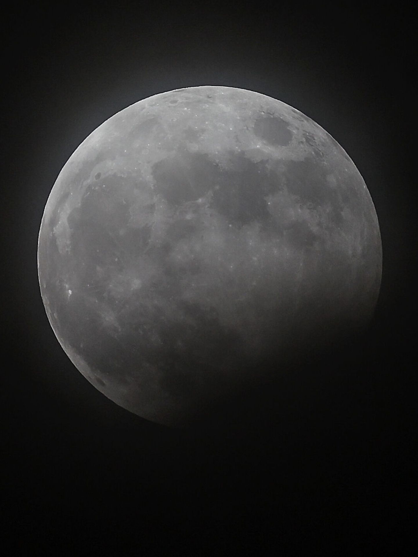 La Luna en el último eclipse lunar de 2023. (EFE/Chema Moya)
