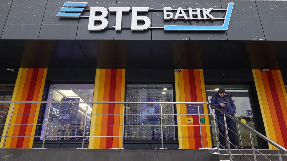 El banco estatal ruso VTB sufrió pérdidas por la retirada masiva de divisas y las sanciones 