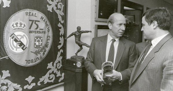 Foto: José Luis López Serrano, con el mítico Bobby Charlton