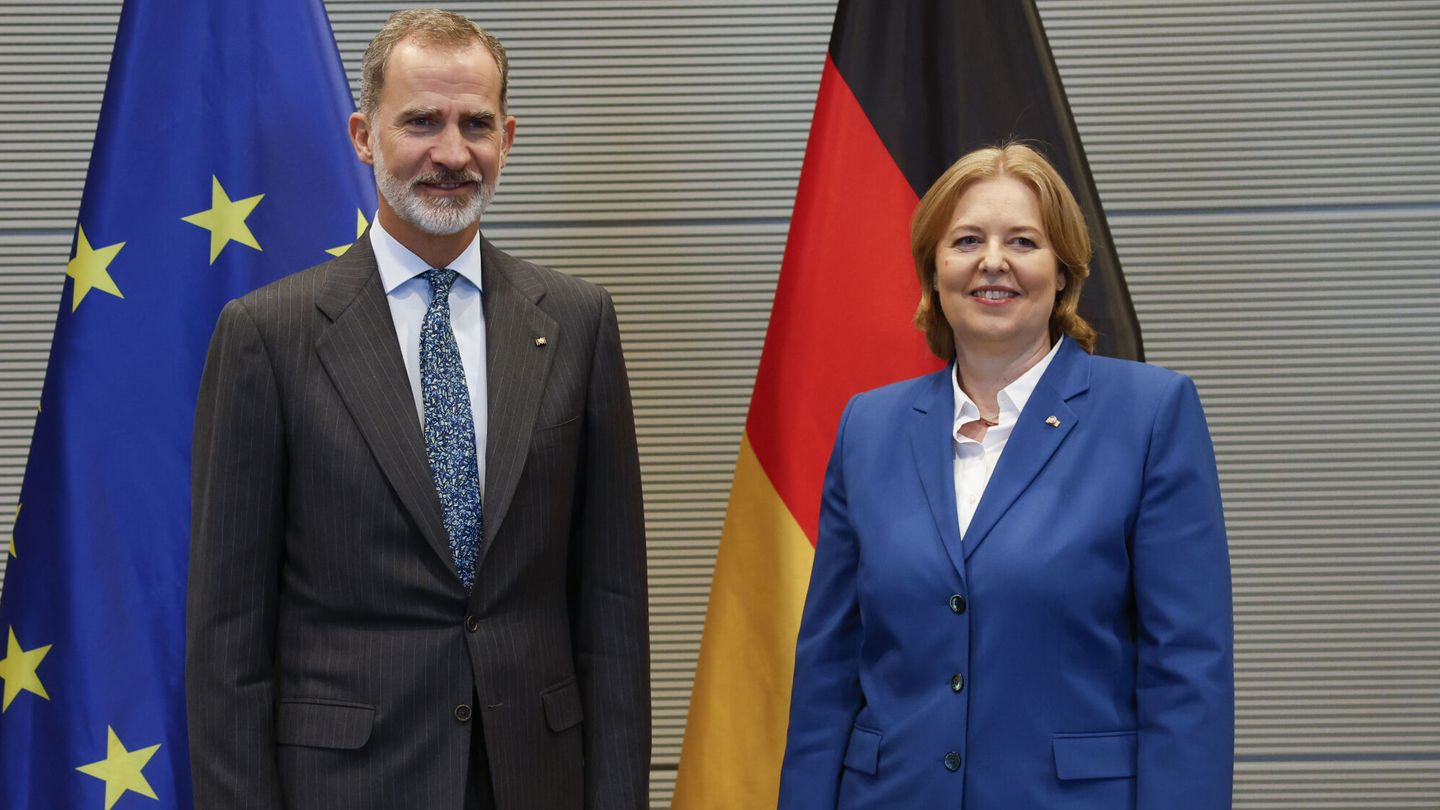 El Rey junto a la presidenta del Bundestag. (Efe/Juanjo Martín)
