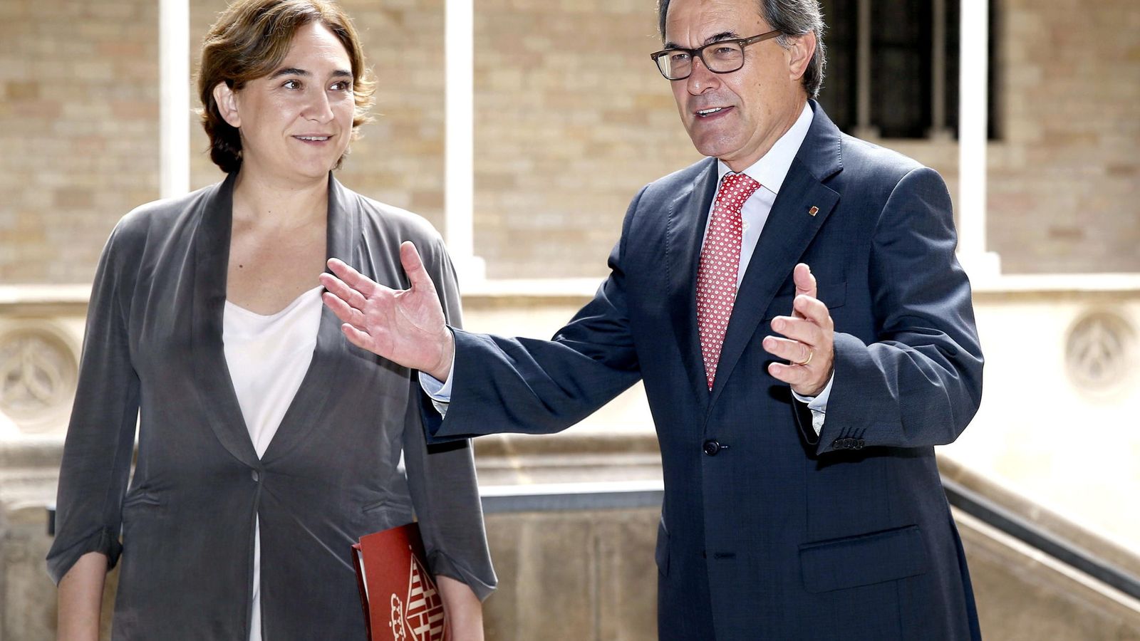 Foto: La alcaldesa de Barcelona, Ada Colau, y el presidente de la Generalitat, Artur Mas. (EFE)