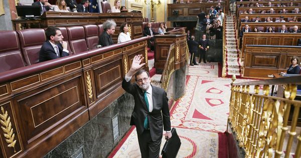 Foto: El expresidente del Gobierno Mariano Rajoy sale del Congreso tras participar en el debate de la moción de censura. (Dani Gago)