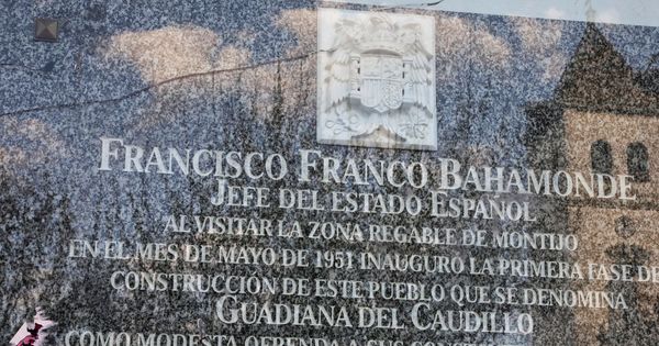 Foto: Una placa en honor al dictador Francisco Franco en Guadiana del Caudillo. (Reuters)
