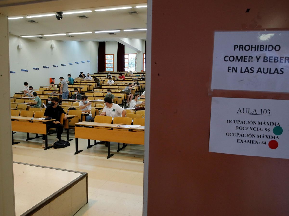 Foto: Varios estudiantes, antes del inicio de la Evaluación para el Acceso a la Universidad en la Comunidad de Madrid (EvAU). (EFE/Juan Carlos Hidalgo)