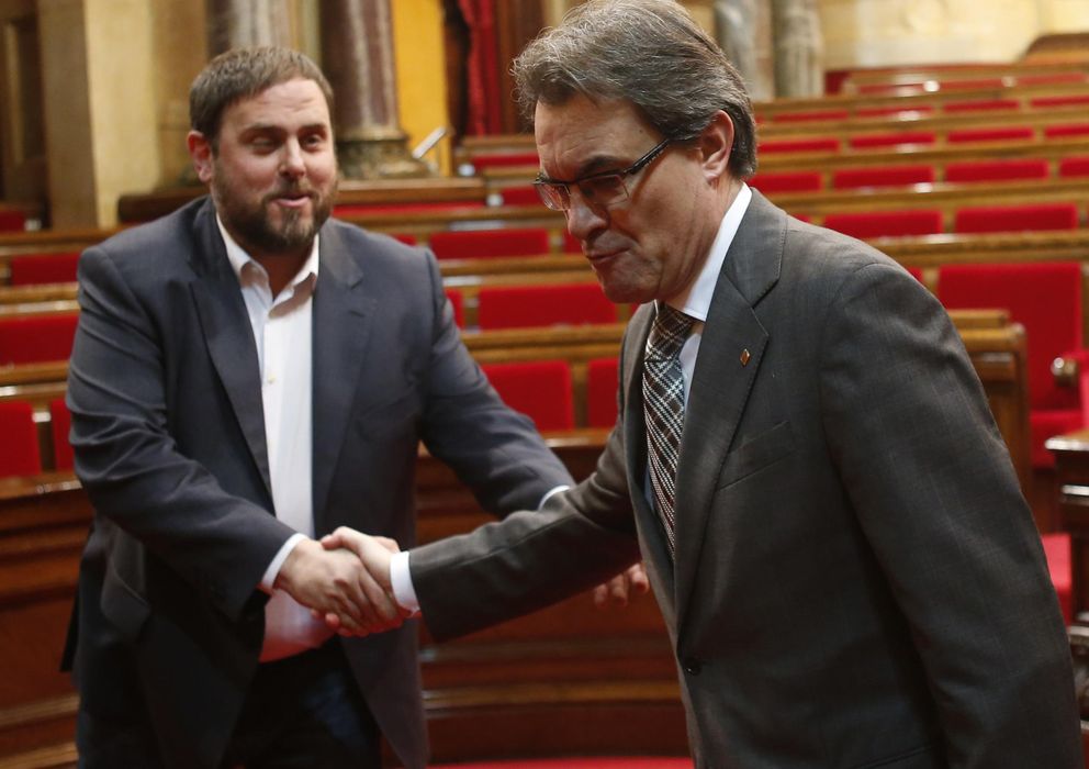 Foto: Artur Mas y Oriol Junqueras, en el Parlamento de Cataluña. (Reuters)