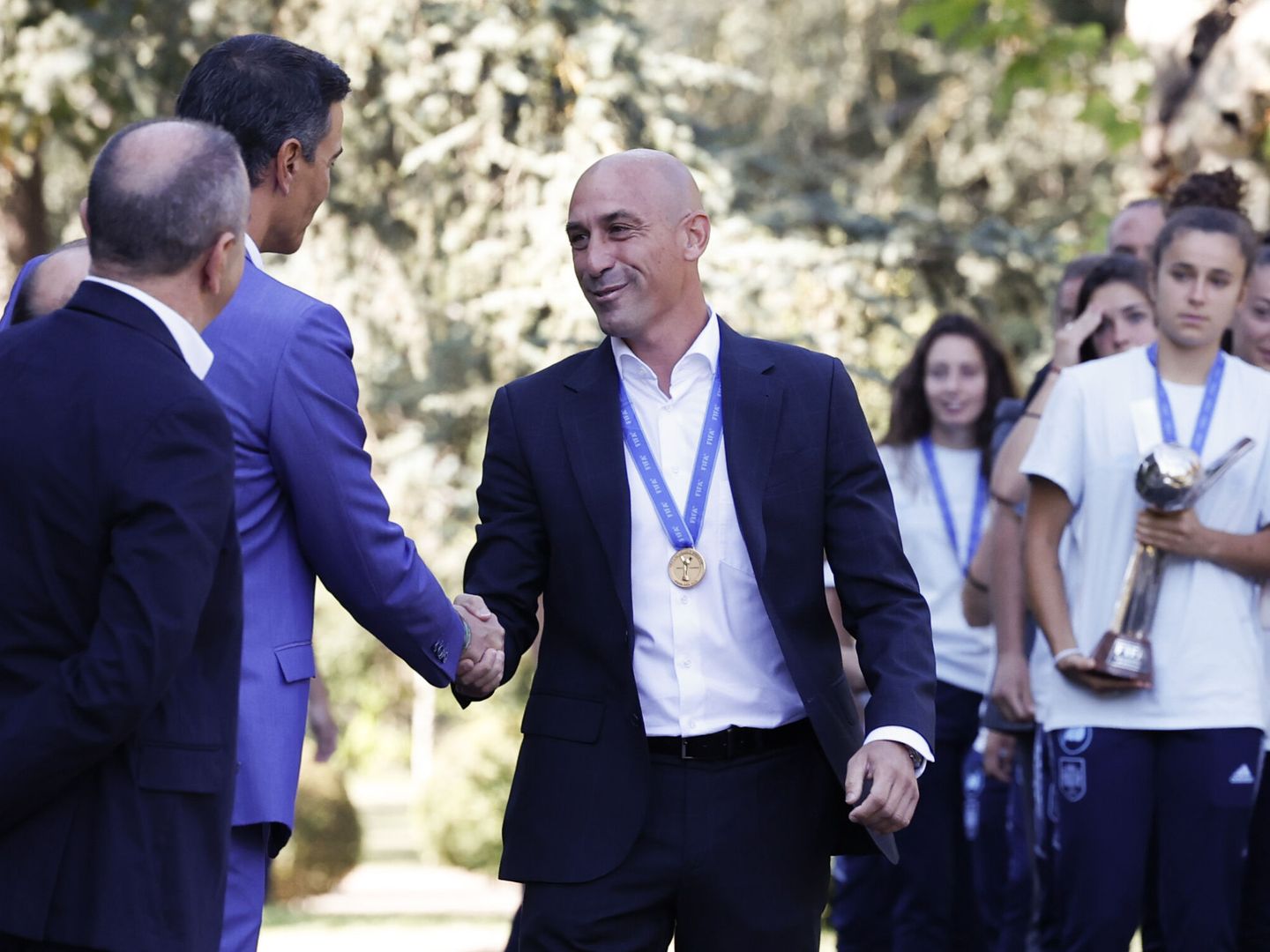 Rubiales saluda al presidente del Gobierno, Pedro Sánchez (d), durante una recepción oficial en la Moncloa en 2022. (EFE)